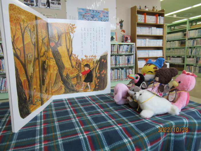 ぬいぐるみが絵本を読んでいる写真